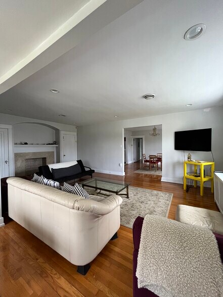 Building Photo - 5510 Hobart St