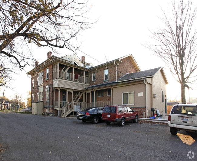 Building Photo - 324 W. FOREST AVE.