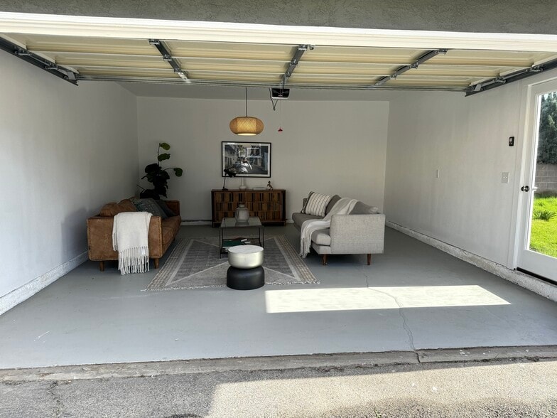 Building Photo - 5950 Simpson Ave