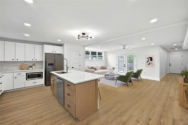 Building Photo - 815 Buckingham Pl