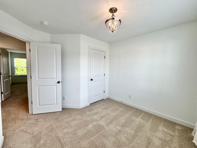 Building Photo - Practically New & Available May 1st! Luxur...