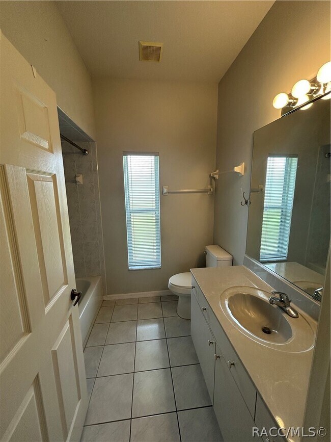 Building Photo - 2675 N Canterbury Lake Dr