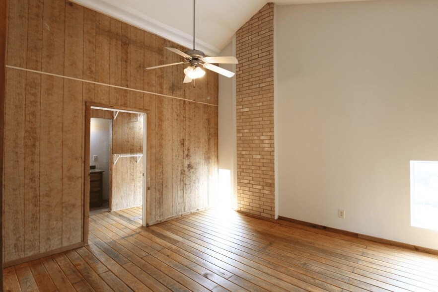 Building Photo - 2445 Monarch Dr