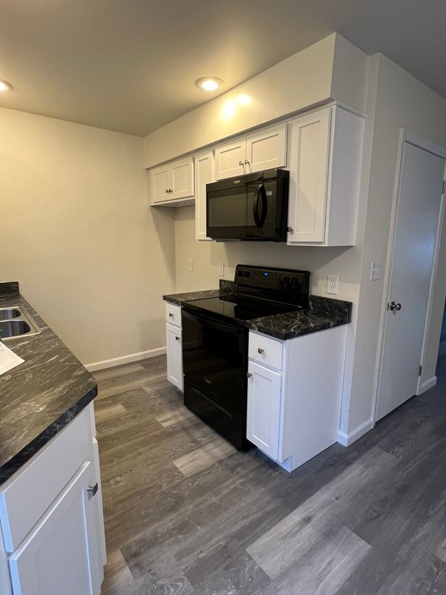 Building Photo - 3 bedroom Townhouse - Northampton School District