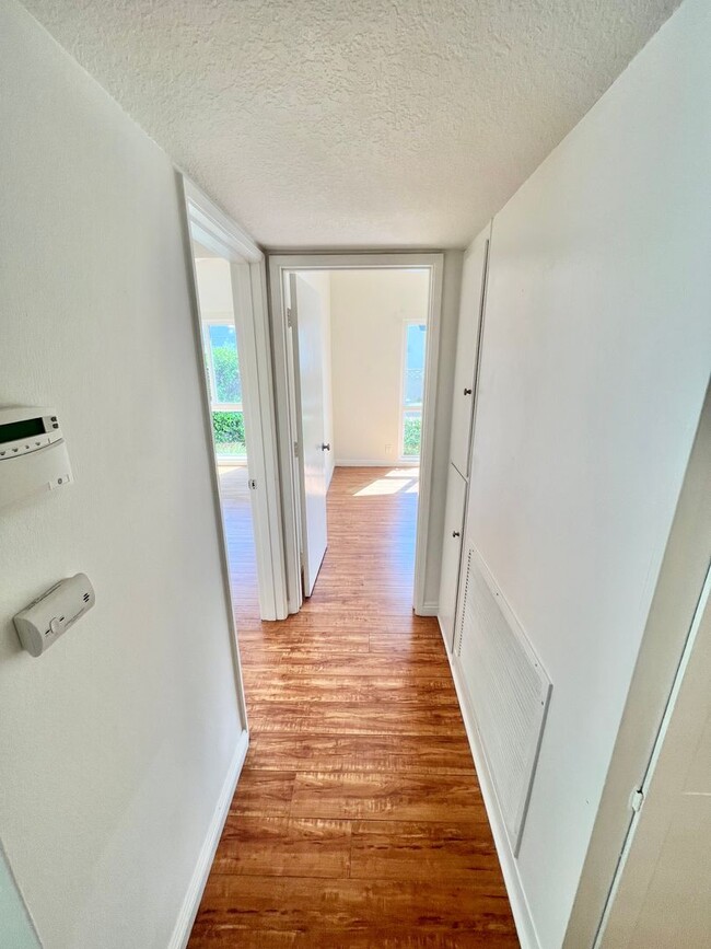 Building Photo - Spacious 3BR Single-Story Residence | Central Air, Fireplace, Private Backyard Retreat