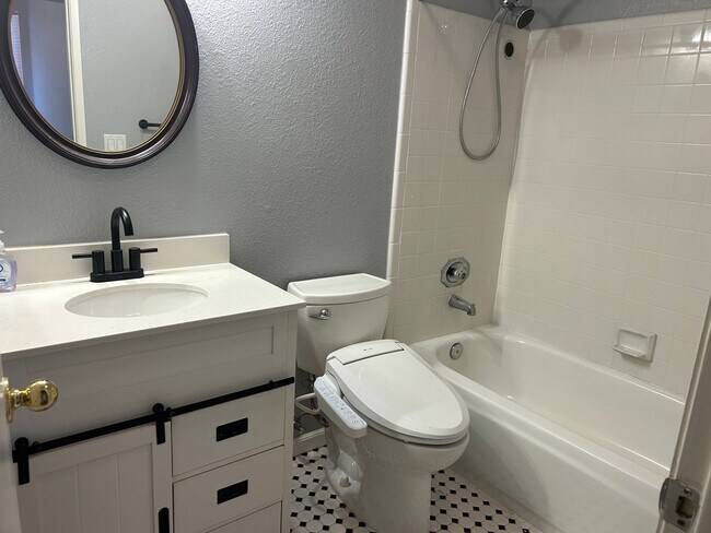 Building Photo - 580 Creekwood Ct