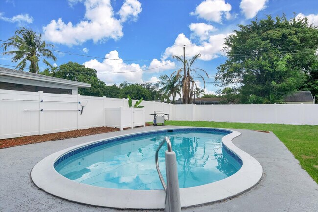 Building Photo - 5311 Pierce St