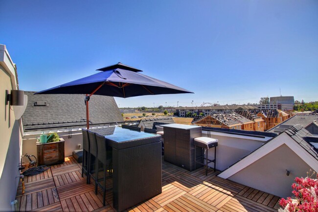 Building Photo - 4 Bed / 3.5 Bath | Crocker Village Brownst...