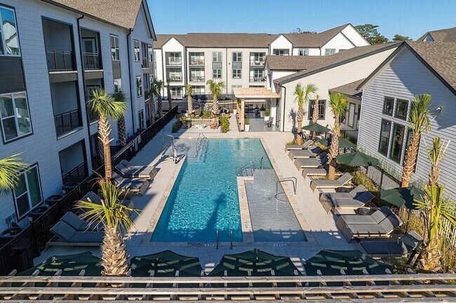 Building Photo - 3812 W Montague Ave