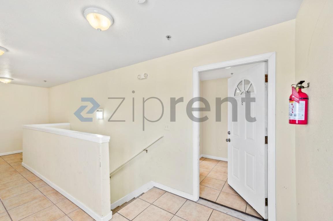 Building Photo - Unit C