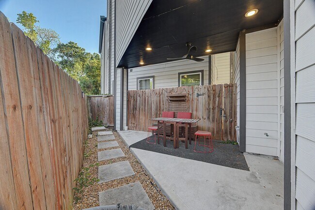 Building Photo - 1226 W 26th St