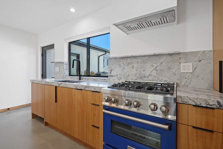 Building Photo - 6004 Lindley Ave