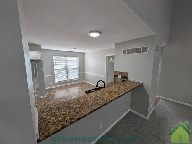 Building Photo - 14856 Robinson St