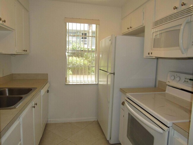 Building Photo - 2302 Sunrise Blvd