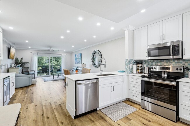 Building Photo - 200 E Royal Palm Rd