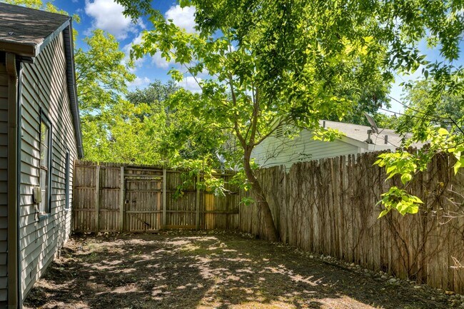 Building Photo - Cozy 3 bedroom, 1 bathroom home located in...