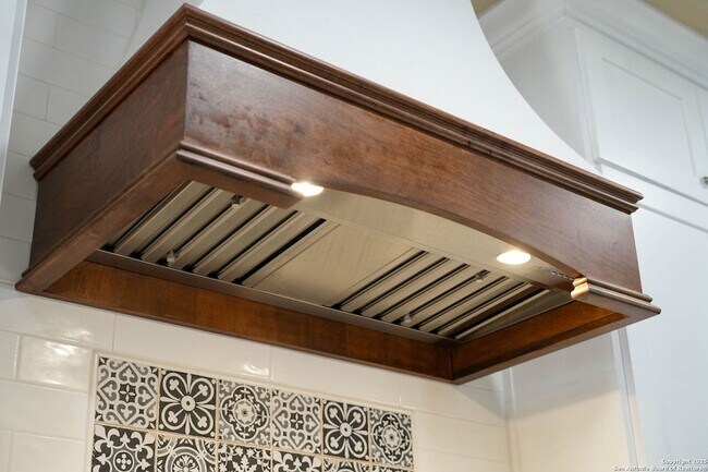 Building Photo - 711 Midway Crest