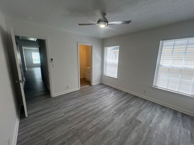 Building Photo - 3415 River Park Dr