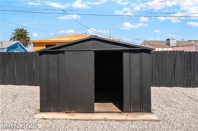 Building Photo - 915 Melrose Dr