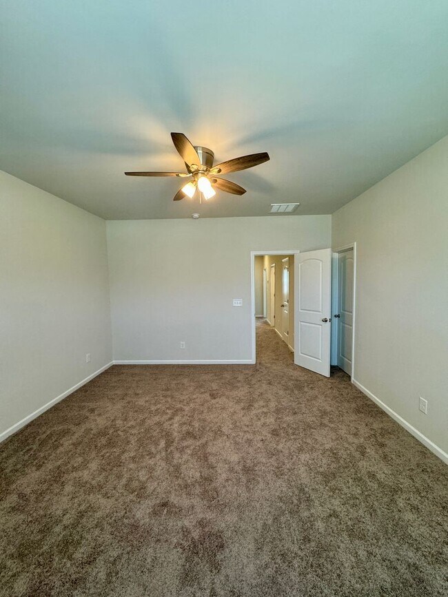 Building Photo - Beautiful, 3BR/2.5BA Townhouse in Gastonia