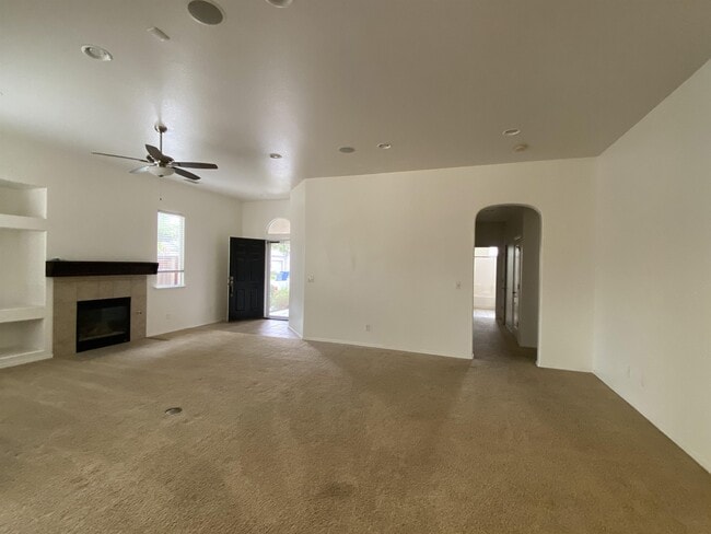 Building Photo - 5577 N Plum Ln
