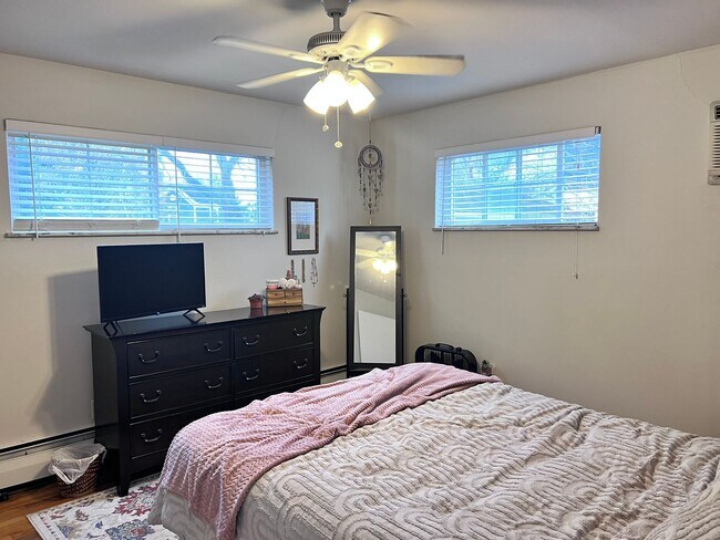 Building Photo - 2 BR IN HYDE PARK WITH OFF STREET PARKING