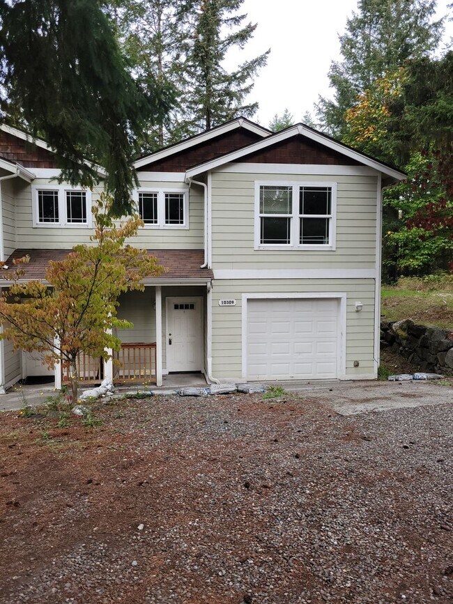 Building Photo - Freshly Painted Duplex in the Heart of Sil...