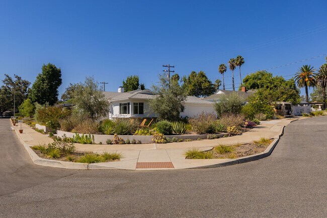 Building Photo - 401 Crestview Dr