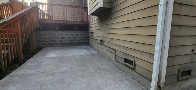 Building Photo - 5 bedroom 2.5 Bathroom single family home ...