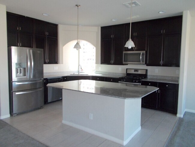 Building Photo - Modern Tri-Level Home with Spacious Layout...