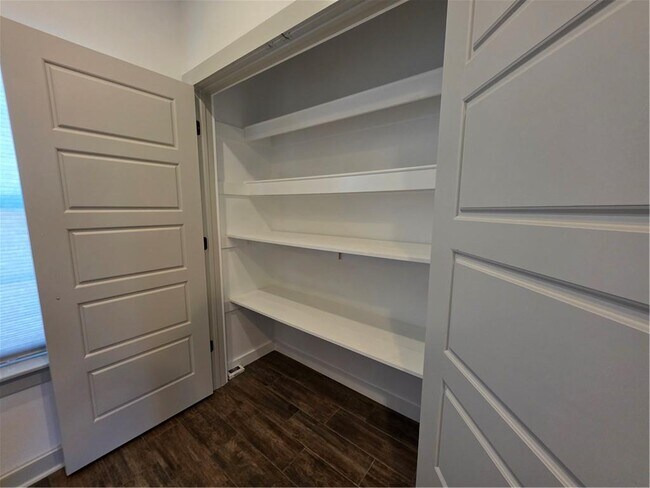 Building Photo - 8 Horncastle Dr