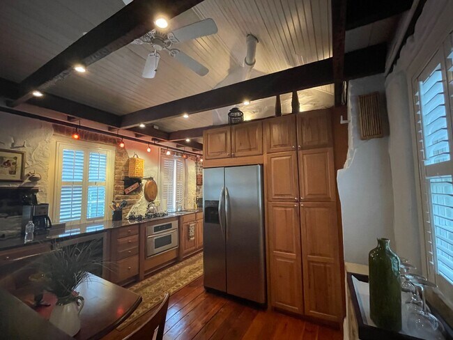 Building Photo - Charming fully furnished one bedroom condo in Ansonborough