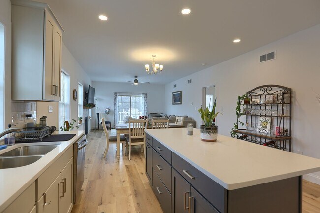 Building Photo - 4 bedroom