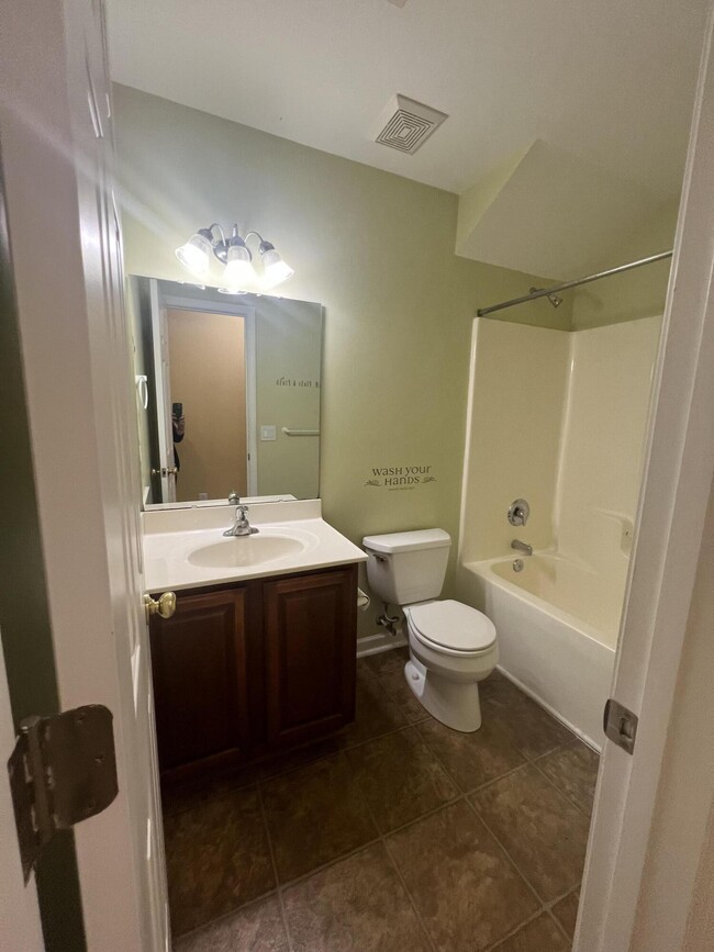Building Photo - 565 Batty Way