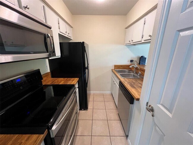 Building Photo - 2450 Ashdale Dr
