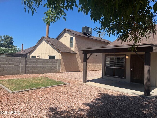 Building Photo - 728 N Hazelton Dr