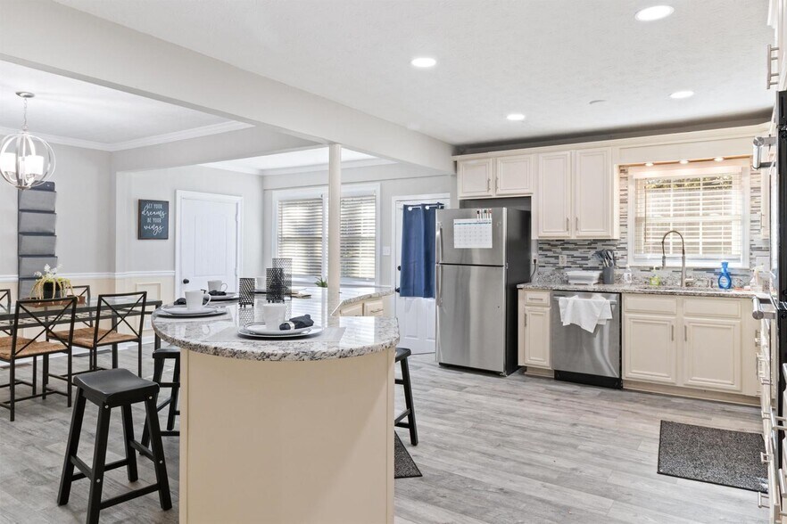 Building Photo - Bright, Spacious Stone Mountain Residence ...