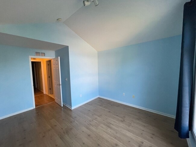 Building Photo - Beautiful 2 bed 2 bath upper Utica 1710 sq...