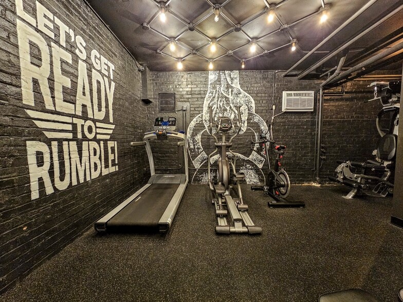 Building Photo - 524 W Oakdale Ave