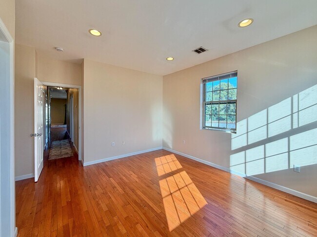 Building Photo - 247 Winfield Ave