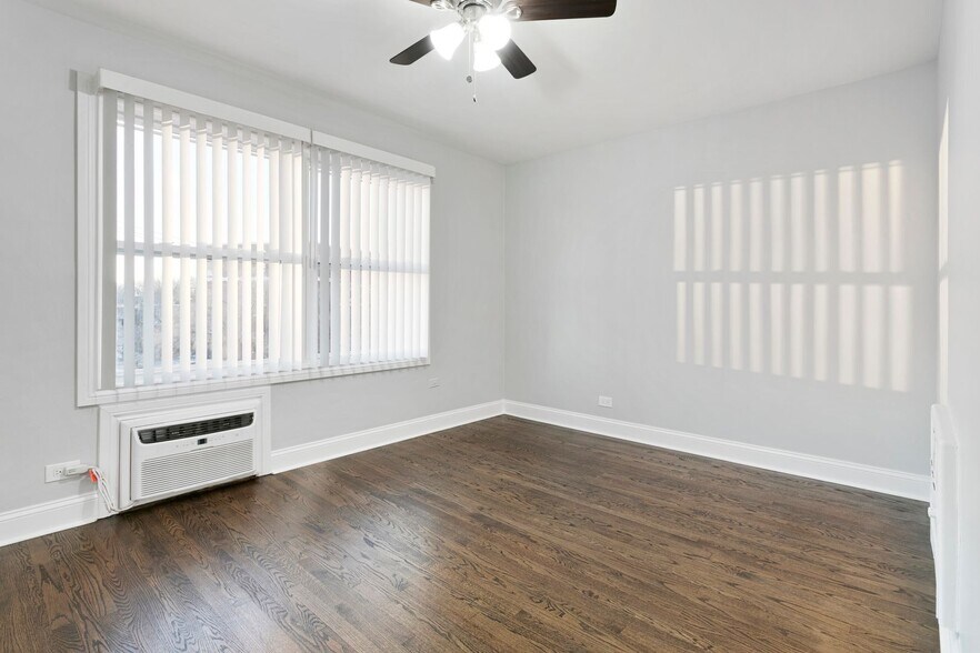 Building Photo - 7639 N Eastlake Ter