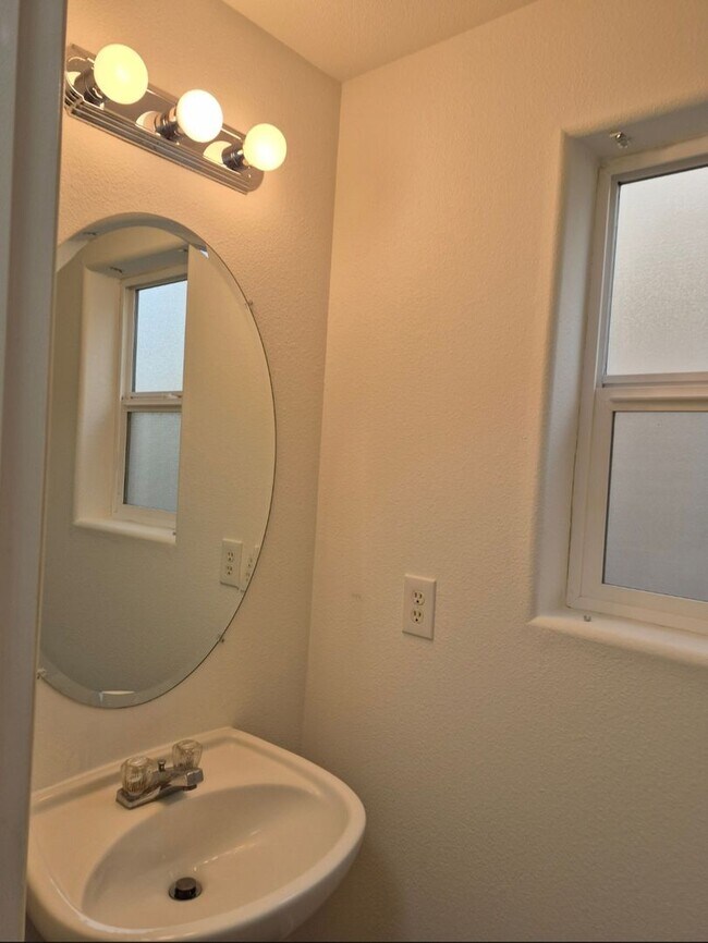 Building Photo - 3 bedroom - Move In Ready !!