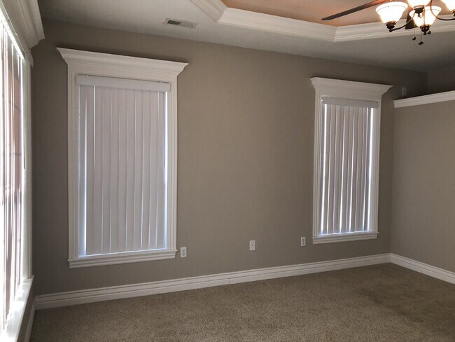 Building Photo - 4BR / 3Car garage / Fully fenced in backyard - Stunning property