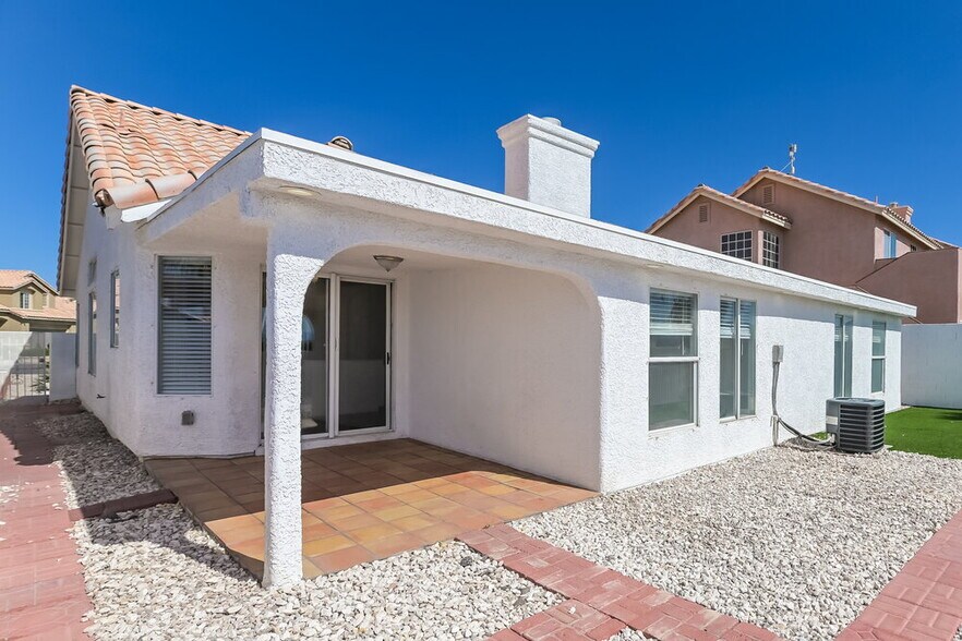 Building Photo - 801 Zinnia Cir