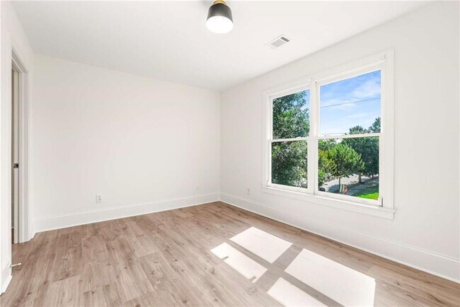 Building Photo - 94 Lucy St SE