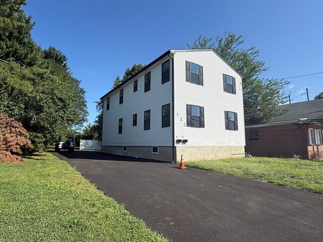Building Photo - 132 Yale Ave