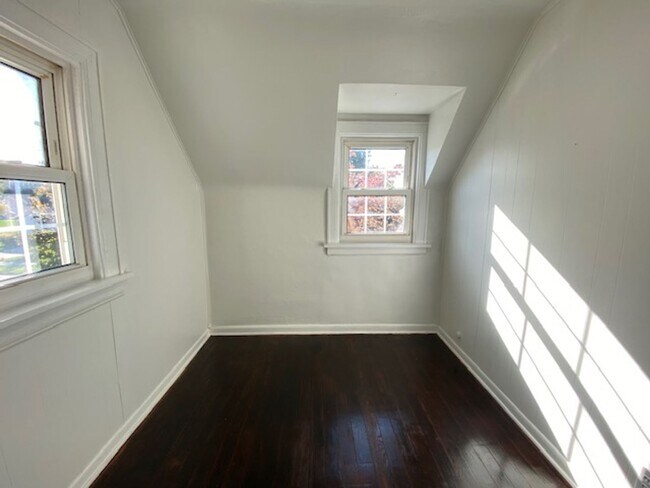 Building Photo - Bright 3BR / 2 Bath Bungalow Near Parks & ...