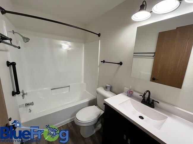 Building Photo - 646 Woodlawn Dr