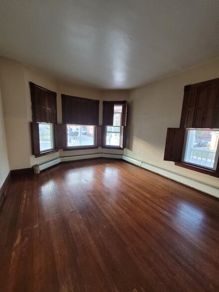 Building Photo - 227 Pleasant St
