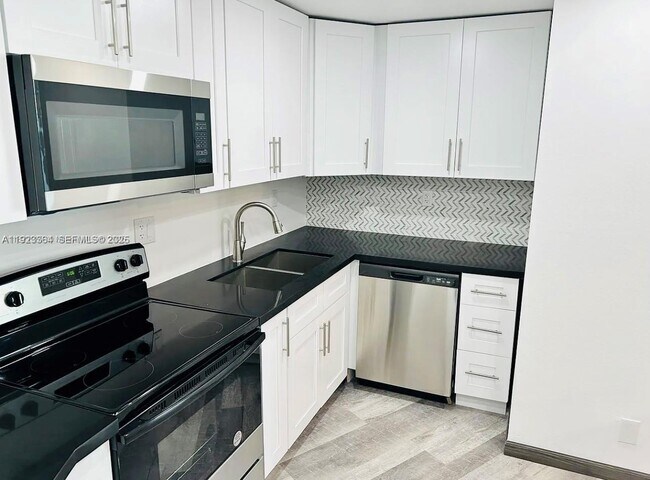 Building Photo - 800 Parkview Dr